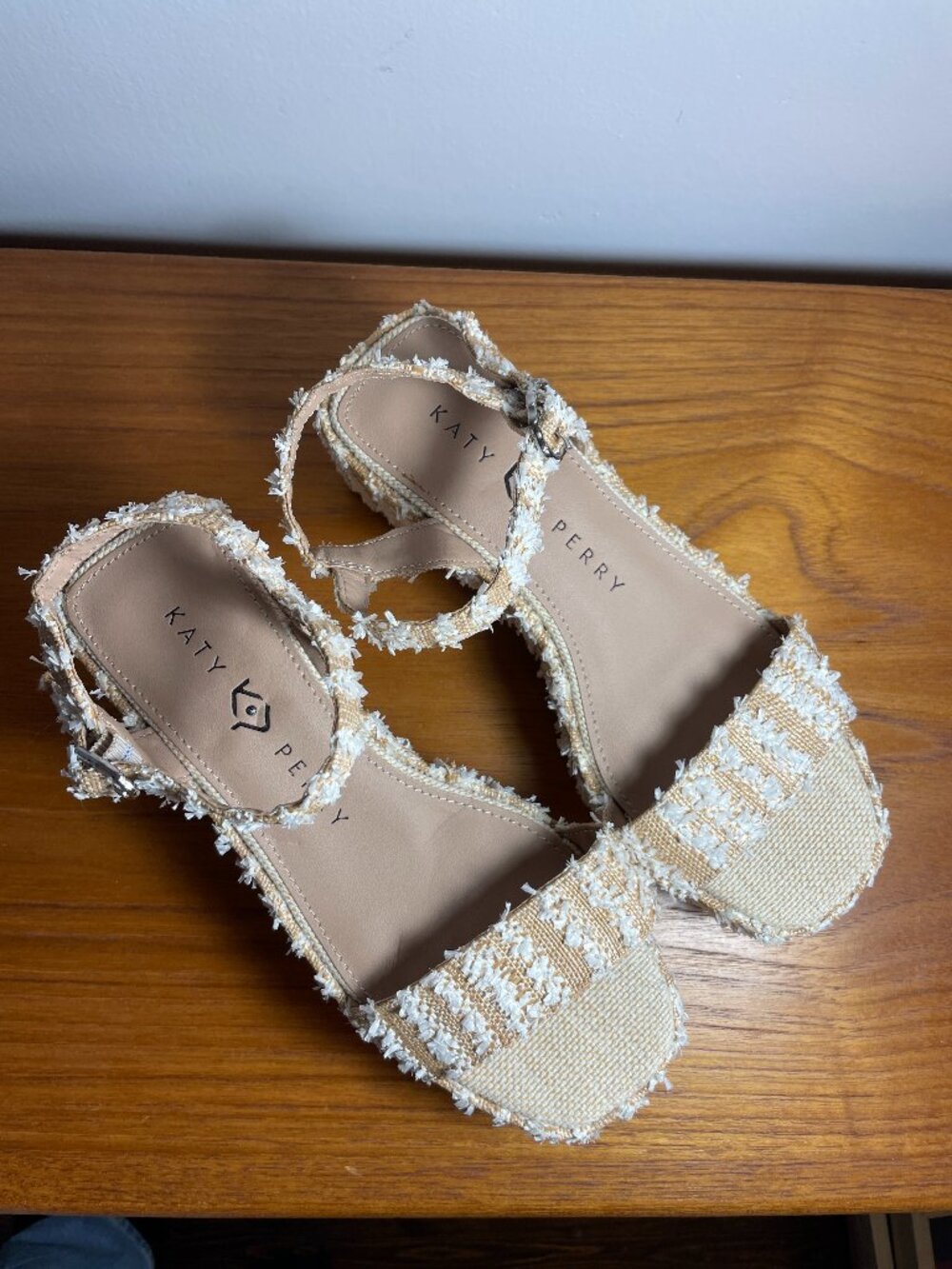 Katy Perry Busy Bee Strappy Sandals 6.5